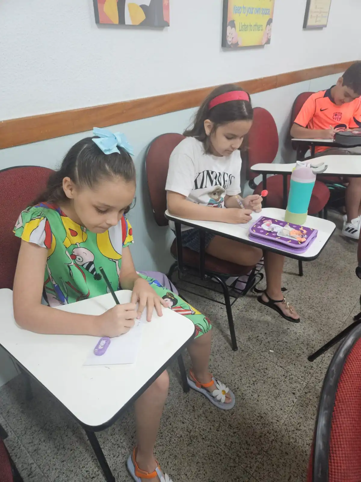 Crianças em atividade de aprendizagem em sala de aula