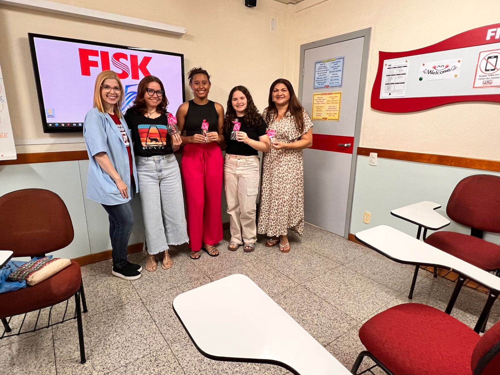 Adultos em uma atividade de aprendizagem na Fisk Aldeota
