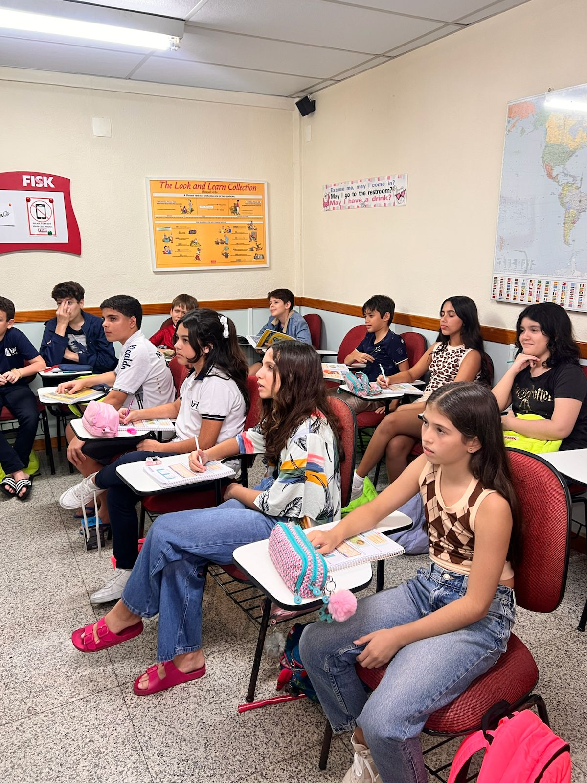Crianças aprendendo em uma sala de aula da Fisk Aldeota