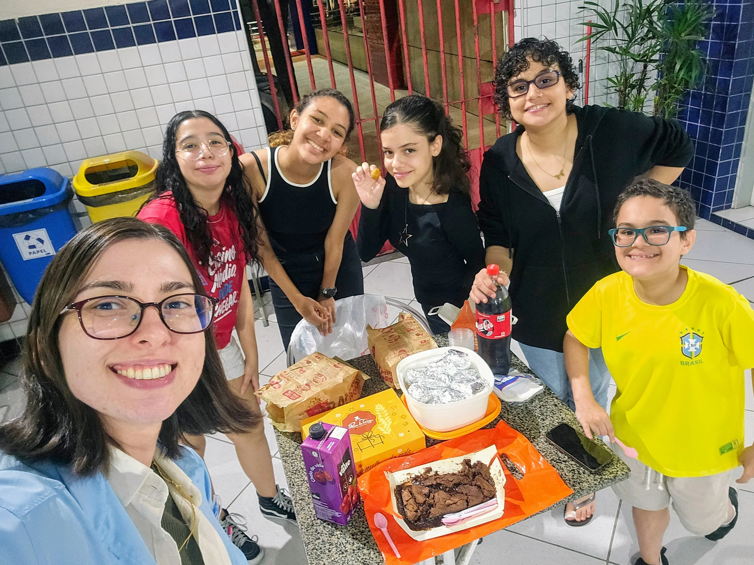 Foto da professora Svet com sua turma.