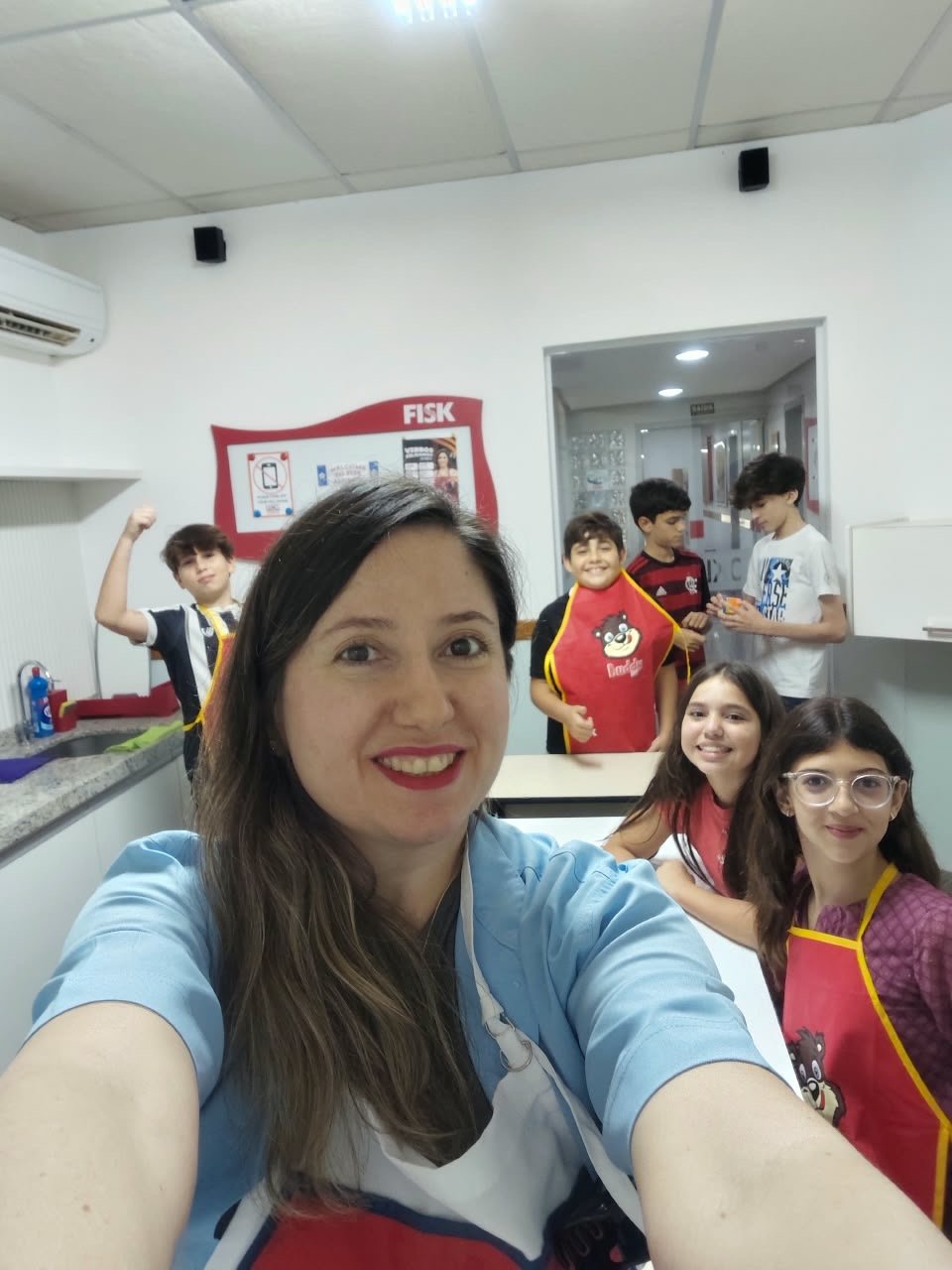Foto da professora Paula em uma atividade com alunos.